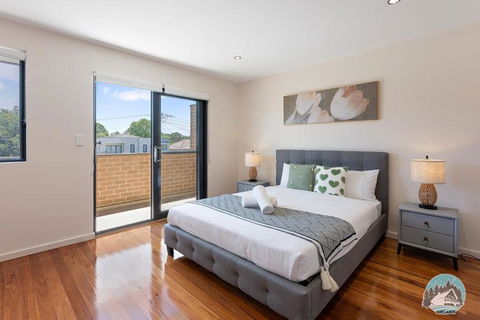 Aircabin - Eastwood - Luxury - 4 Bedrooms House - Accommodation Search 1