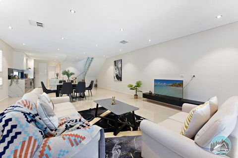 Aircabin - Eastwood - Luxury - 4 Bedrooms House - Accommodation Search 3