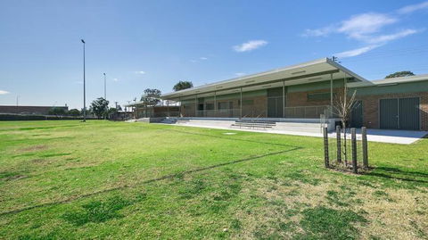 Aircabin - Guildford - 3 Beds Spacious House - Accommodation Search 4