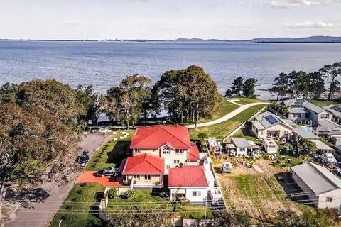 Aircabin - Tuggerawong - Lake Front - 9 Beds House - Accommodation Search 0
