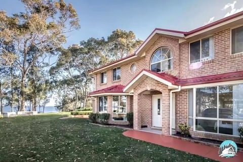 Aircabin - Tuggerawong - Lake Front - 9 Beds House - Accommodation Search 1