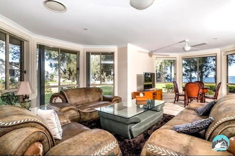 Aircabin - Tuggerawong - Lake Front - 9 Beds House - Accommodation Search 3