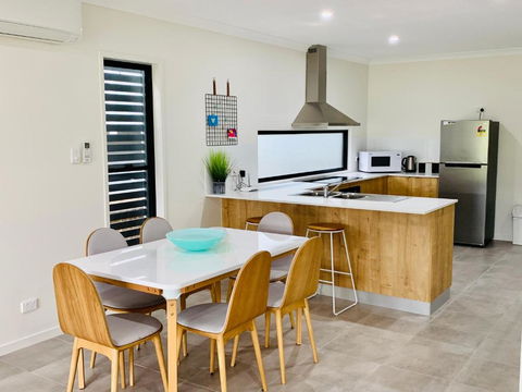 AIRLIE BEACH Delight. Hop, Skip Jump To Everything - Accommodation Search 2
