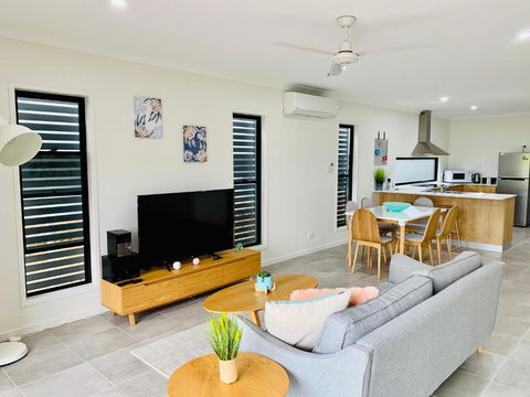 AIRLIE BEACH Delight. Hop, Skip Jump To Everything - Accommodation Search 0