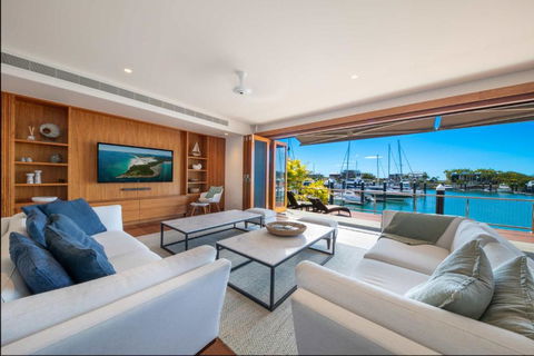 Airlie Beach Marina-Front Luxury At 10 The Cove - Accommodation Search 0