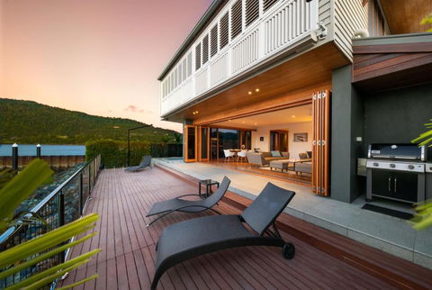 Airlie Beach Marina-Front Luxury At 10 The Cove - Accommodation Search 3