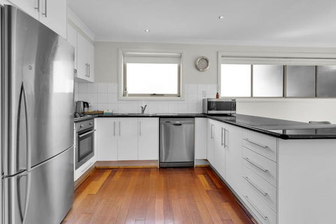 Airport West Stunner By Ready Set Stay - Accommodation Search 4