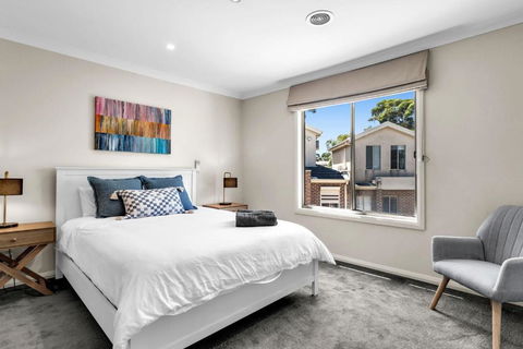 Airport West Stunner By Ready Set Stay - Accommodation Search 3