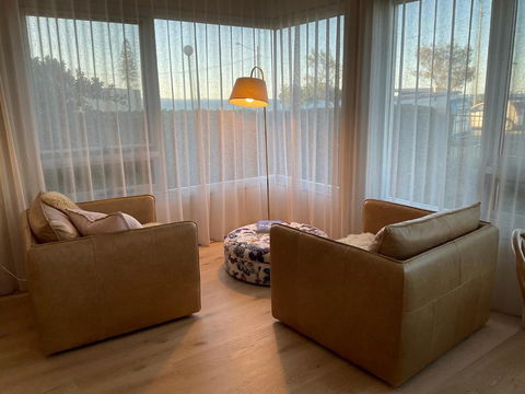 Alex Beachfront Views - Accommodation Search 1