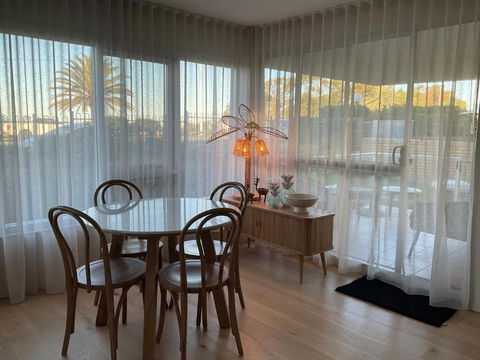 Alex Beachfront Views - Accommodation Search 4