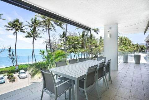 Amaroo - Luxury Apartment Overlooking The Coral Sea - Accommodation Search 1