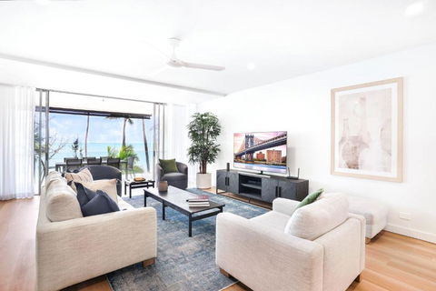 Amaroo - Luxury Apartment Overlooking The Coral Sea - Accommodation Search 3