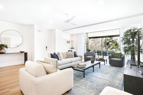 Amaroo - Luxury Apartment Overlooking The Coral Sea - Accommodation Search 4