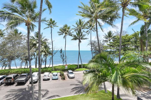 Amaroo - Luxury Apartment Overlooking The Coral Sea - Accommodation Search 2