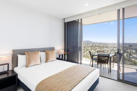 Amazing 2BR Delicate Apt, 1min To Train Station - Accommodation Search 3