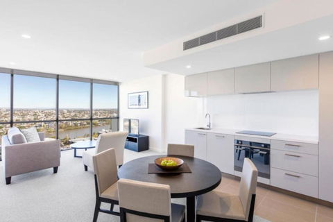 Amazing 2BR Delicate Apt, 1min To Train Station - Accommodation Search 4