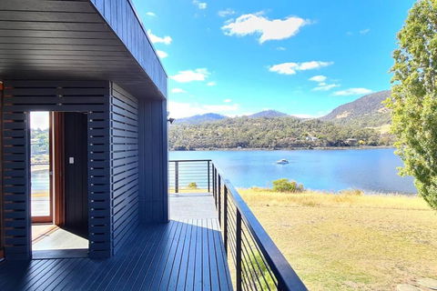 AMAZING 5-Star WATERFRONT RETREAT ON THE RIVERWALK - Accommodation Search 1