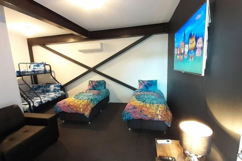 AMAZING 5-Star WATERFRONT RETREAT ON THE RIVERWALK - Accommodation Search 3