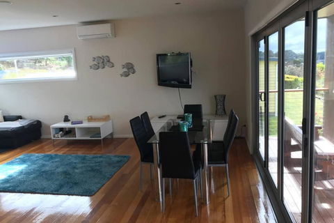 Amazing Ansons Bay Absolute Waterfront Beach House - Accommodation Search 3