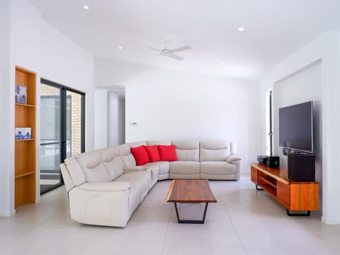 Amazing House Big Swimming Pool BBQ - Accommodation Search 2