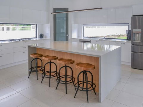 Amazing House Big Swimming Pool BBQ - Accommodation Search 4