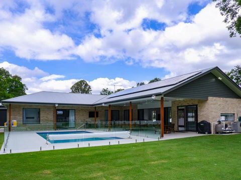 Amazing House Big Swimming Pool BBQ - Accommodation Search 0