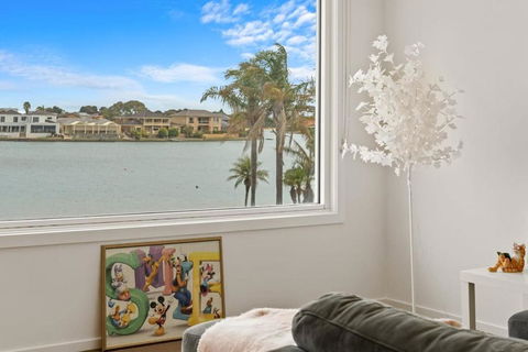 Amazing Lake View Family-friendly Holiday Home - Accommodation Search 0