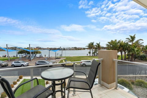 Amazing Lake View Family-friendly Holiday Home - Accommodation Search 1
