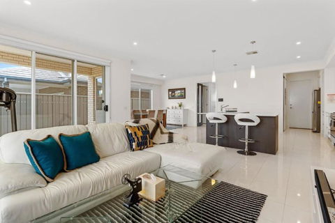 Amazing Lake View Family-friendly Holiday Home - Accommodation Search 4