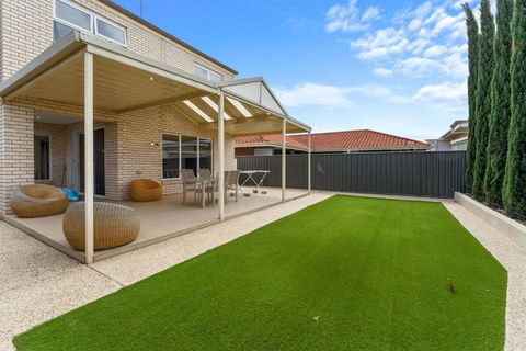 Amazing Lake View Family-friendly Holiday Home - Accommodation Search 3