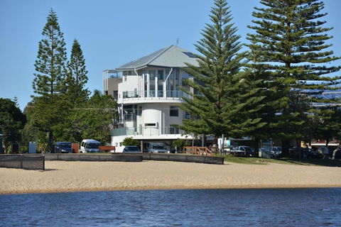 Amazing Currimundi Lakefront Ocean Penthouse - Accommodation Search 4