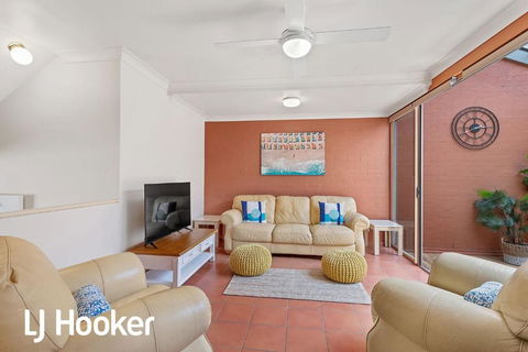 Amazing Waterfront Location - Accommodation Search 4