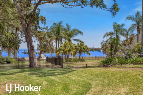 Amazing Waterfront Location - Accommodation Search 1