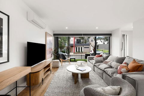 Anchorage Villa - Pet Friendly Marina Townhouse By The Beach - Accommodation Search 3