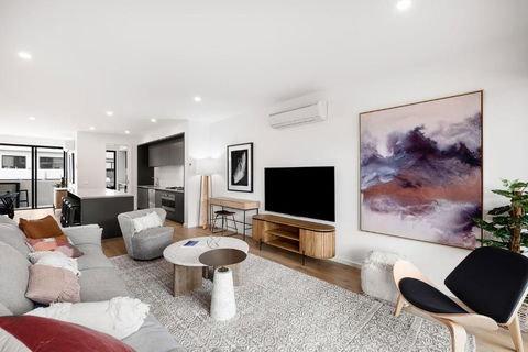 Anchorage Villa - Pet Friendly Marina Townhouse By The Beach - Accommodation Search 1