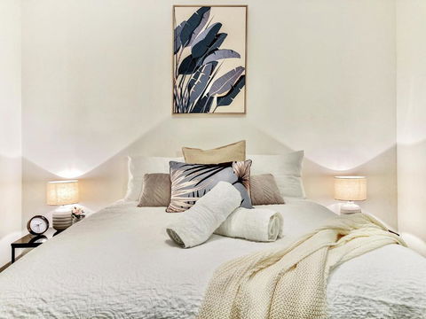 Amazing River View - 3 Bedroom Apartment - Brisbane CBD - Netflix - Fast Wifi - Carpark - Accommodation Search 1