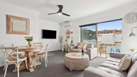Apartment Awesome Location, Near Cafes, Restaurants, Short Stroll To The Beach - Accommodation Search 0