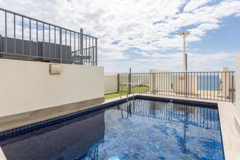 Apartment With Pool Access A Minute To The Beach - Accommodation Search 4