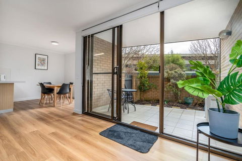 Apt In Kingston - 10min To Lake Burley Griffin - Accommodation Search 4