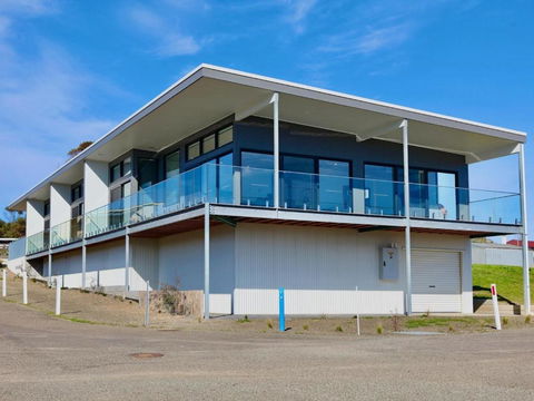 Apt02-The SS James Comrie - Accommodation Search 1