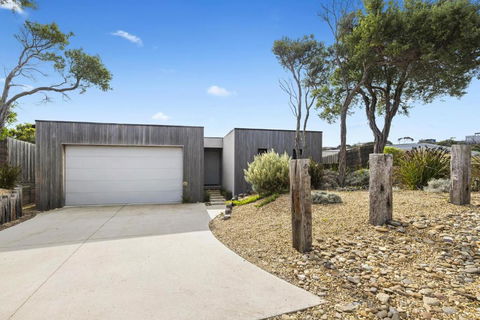 Aqua Luna - Stylish Retreat By Koonya Ocean Beach - Accommodation Search 2