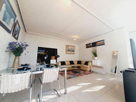 Architectural Bright Open 2B&1B Home With A Private Garden At Yarralumla - Accommodation Search 4