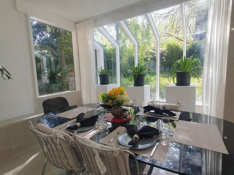 Architectural Comfy 2B&2B Home With A Garden View Close To A Lake And Yarralumla Shopping Centre - Accommodation Search 0