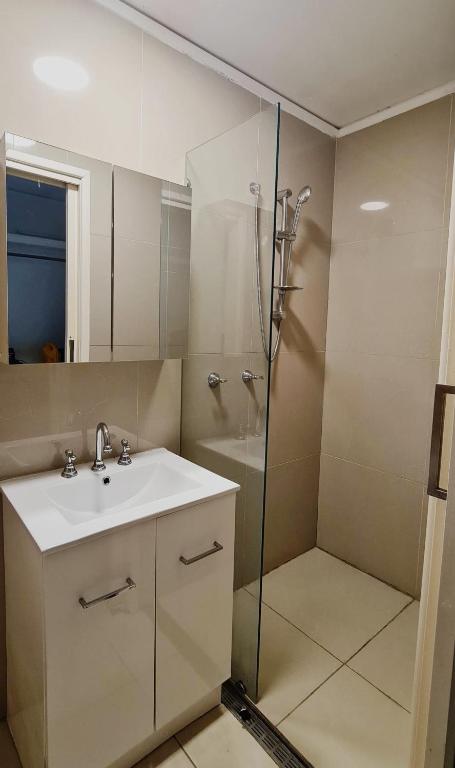 Architectural Comfy 2B&2B Home With A Garden View Close To A Lake And Yarralumla Shopping Centre - Accommodation Search 2