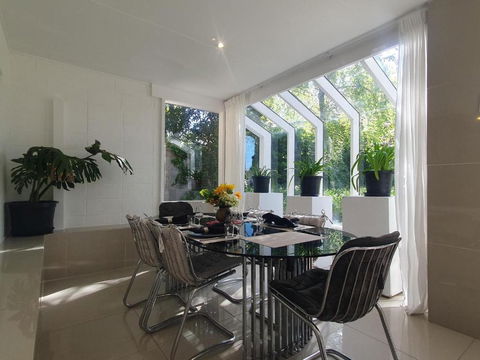 Architectural Comfy 2B&2B Home With A Garden View Close To A Lake And Yarralumla Shopping Centre - Accommodation Search 1