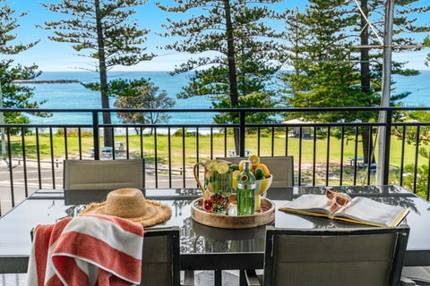 Arcoola 1 - Overlooking Main Beach - Accommodation Search 0