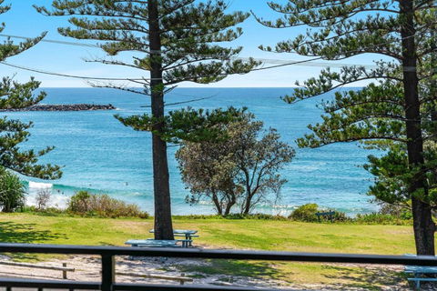 Arcoola 1 - Overlooking Main Beach - Accommodation Search 1