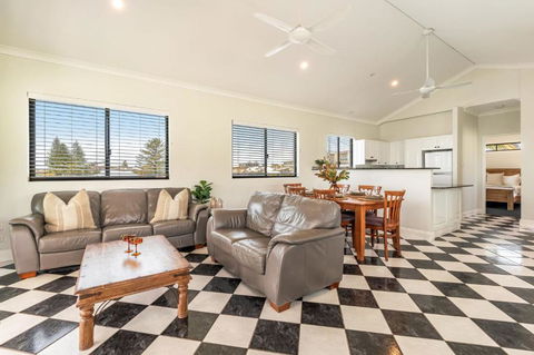 Arcoola 1 - Overlooking Main Beach - Accommodation Search 4