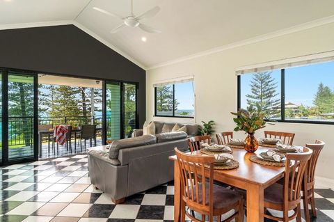 Arcoola 1 - Overlooking Main Beach - Accommodation Search 3