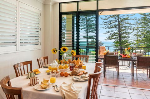 Arcoola 2 - Views Over Main Beach - Accommodation Search 2